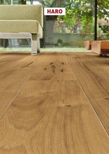 Modernes Wohnzimmer mit schönem Parkettboden