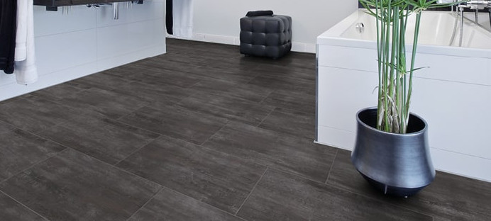 Hochwertiges dunkles Vinyl wurde im Badezimmer verlegt.
