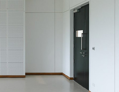 Gebäudeflur mit Schallschutztür und automatischer Schließfunktion.