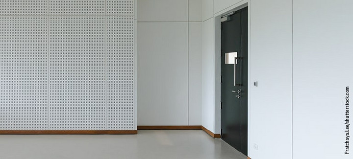 Gebäudeflur mit Schallschutztür und automatischer Schließfunktion.