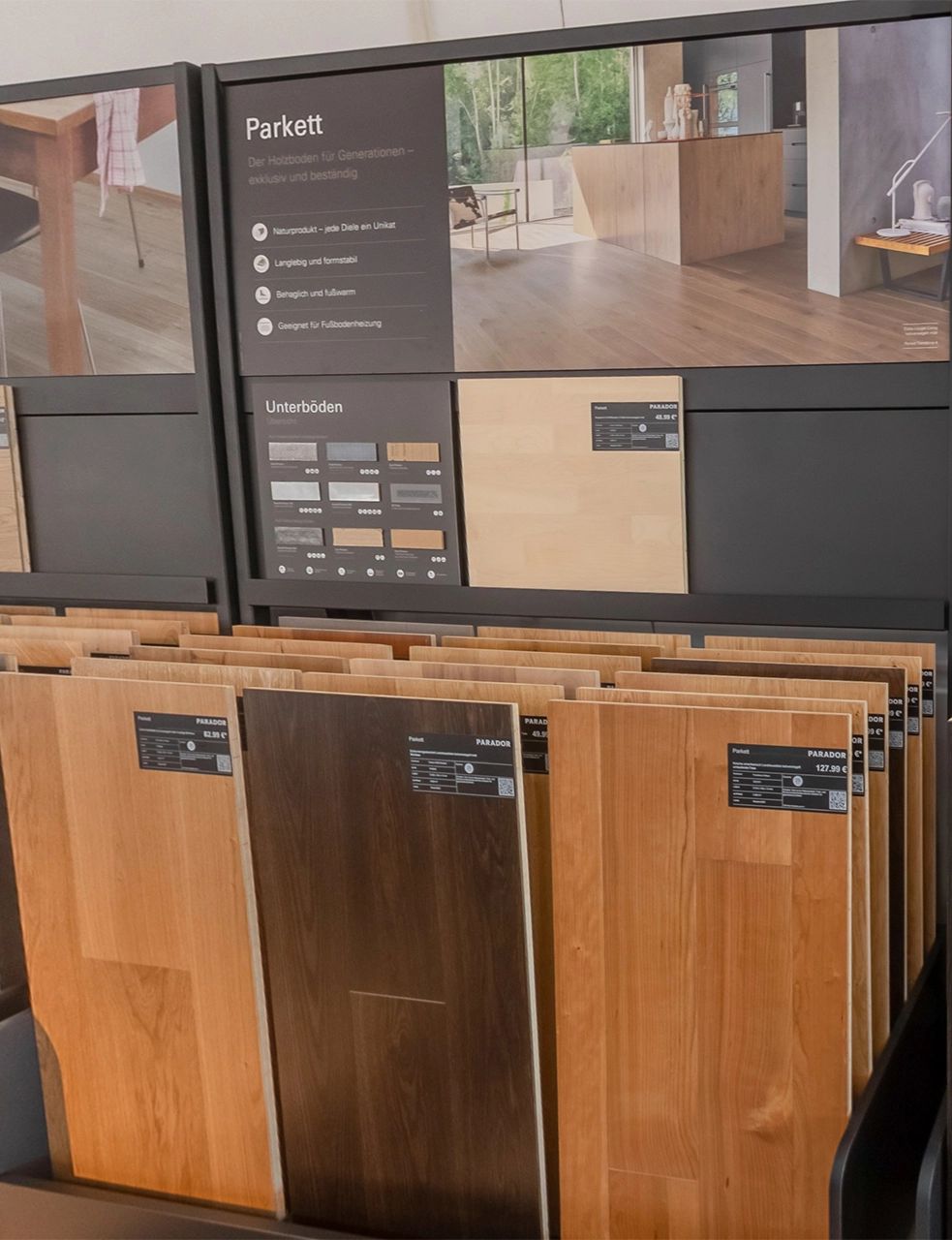 Bodenausstellung mit verschiedenen Parkett- und Dielenmustern.